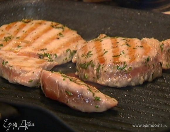 Разогреть сковороду-гриль и обжарить тунца до готовности — главное, не пережарить, иначе он получится сухим.