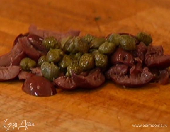 Измельченные оливки и 1 ст. ложку каперсов соединить с лимонной цедрой, перемешать.