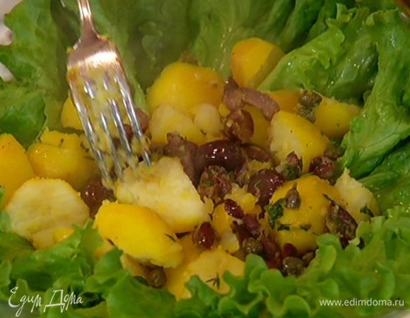 На большую тарелку выложить салатные листья, сбрызнуть оставшимся оливковым маслом и лимонным соком, сверху выложить размятый картофель, затем кусочки тунца.