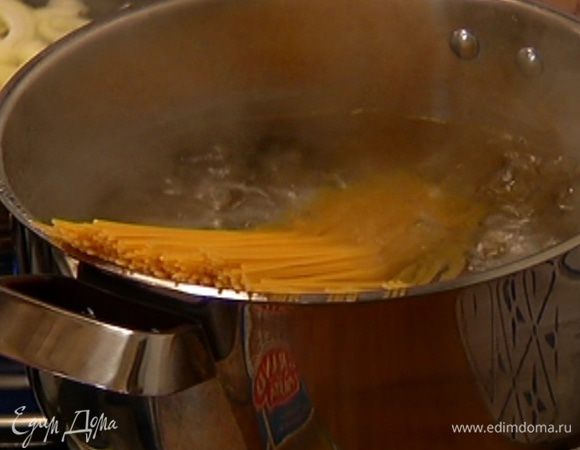 Макароны отваривать в несоленой воде на 1 минуту меньше, чем указано на упаковке, затем воду слить и сохранить.