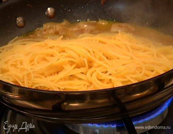Добавить в сковороду макароны, все перемешать и прогревать на медленном огне, чтобы спагетти впитали соус. Если нужно, добавить воды, в которой они варились.