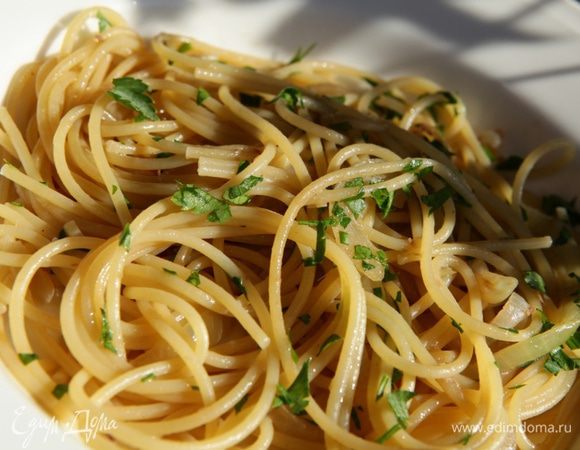 Петрушку мелко порубить и посыпать готовые спагетти.