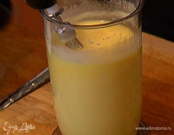 Приготовить тесто: 3 яйца с сахаром взбить миксером в пышную массу, затем добавить белки и взбить еще немного.