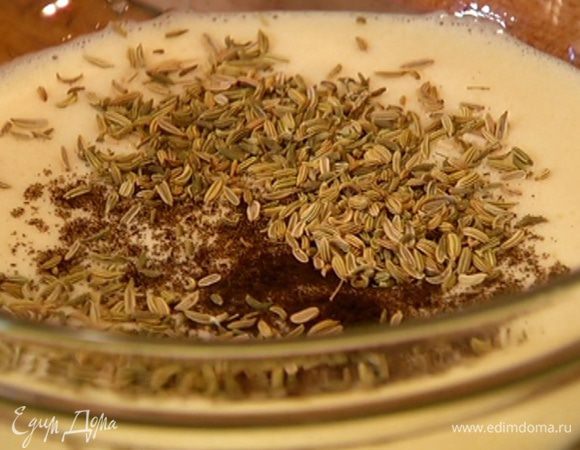 Добавить 1/4 ч. ложки измельченной ванили, семена фенхеля, влить оливковое масло и перемешать.