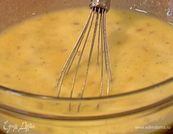 Муку перемешать с разрыхлителем и 1/2 ч. ложки соли, затем ввести в яично-сахарную массу и все вымешать.
