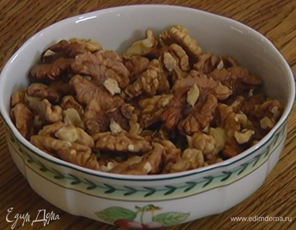 Грецкие орехи поломать крупными кусочками.