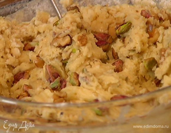 Все орехи добавить в тесто, перемешать.