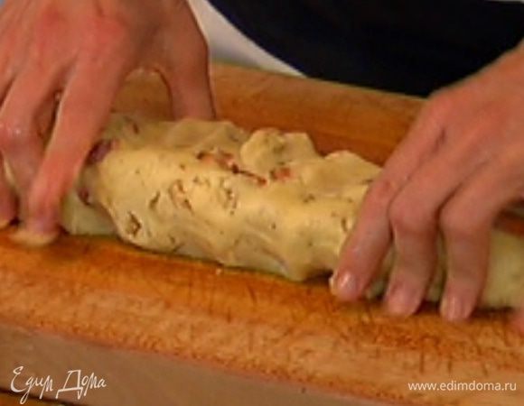 Сформировать из охлажденного теста два плоских и узких батона шириной 5–7 сантиметров и высотой полтора сантиметра.