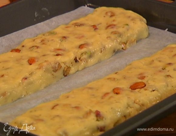 Противень выстелить бумагой для выпечки, смазать ее сливочным маслом и выложить батоны.