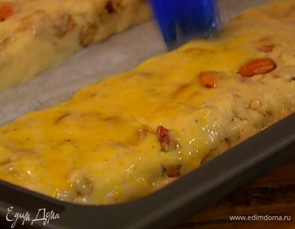 Желток чуть-чуть посолить, влить 1 ст. ложку воды, все перемешать и смазать тесто.