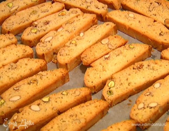 Выпекать в разогретой духовке 30 минут, затем слегка остудить, нарезать острым ножом на ломтики толщиной 1 см, выложить на противень срезами вверх и вернуть в духовку на 7–10 минут, чтобы кантуччи стали золотистыми.