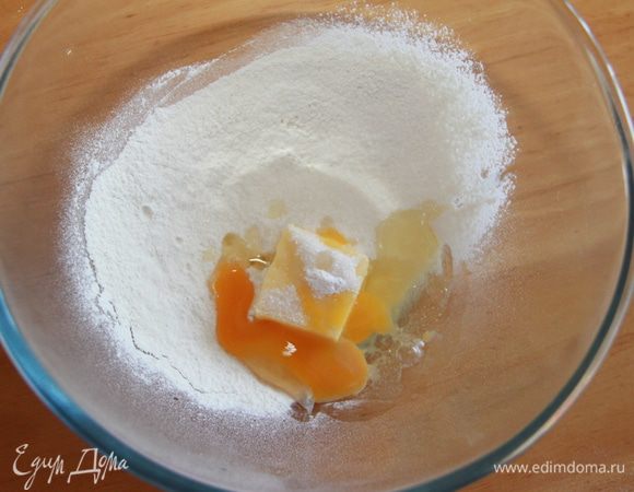 Сделаем песочное тесто: смешаем все ингредиенты.