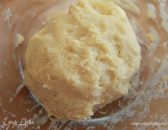 Замесим тесто, положим его в плёнку и оставим на время.