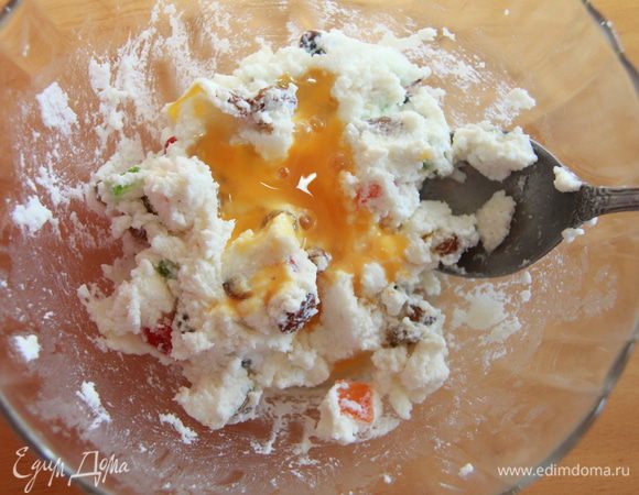 Теперь добавляем изюм и цукаты, яйцо и размешиваем начинку.