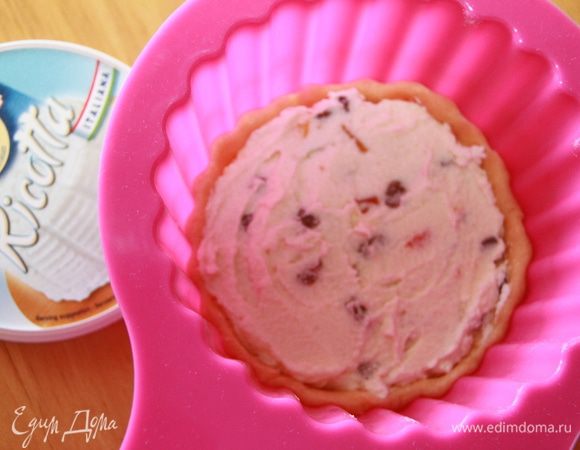 Выкладываем на тесто начинку.