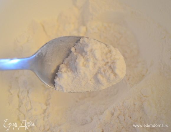 В большой миске смешать муку, крахмал, сахар и щепотку соли