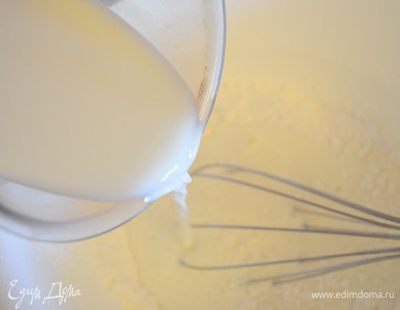 Влить молоко и перемешать