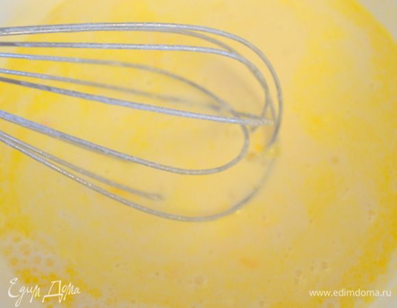 добавить яйца и растопленное сливочное масло. Все взбить венчиком.