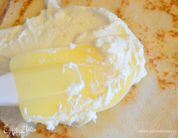 для начинки: смешать творог, сметану и сгущенку. Намазать блин.Можно сложить 2 или 3 блина рядом как бы внахлест - получится такое полотно из блинов