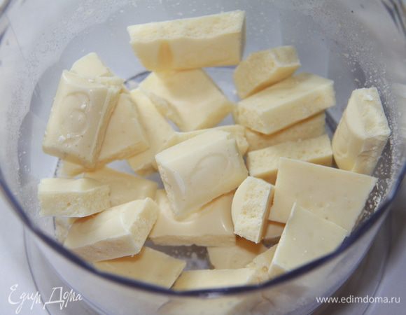 Шоколад поломать на дольки и тоже измельчить. Можно ножом, а можно