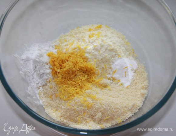 Соединить миндально-сахарную смесь, шоколадную стружку, разрыхлитель, крахмал и цедру лимона.