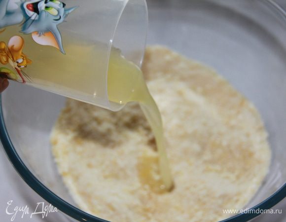 Влить сок лимона.