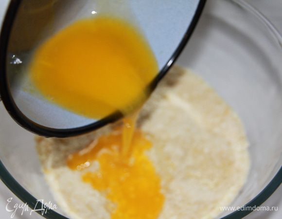 Растопить масло и добавить к другим ингредиентам в чашу, а также добавить лимонный ароматизатор.