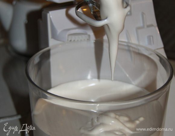 В другой чаше взбивать яйца с оставшимся сахаром минут 10, до пышного крема.