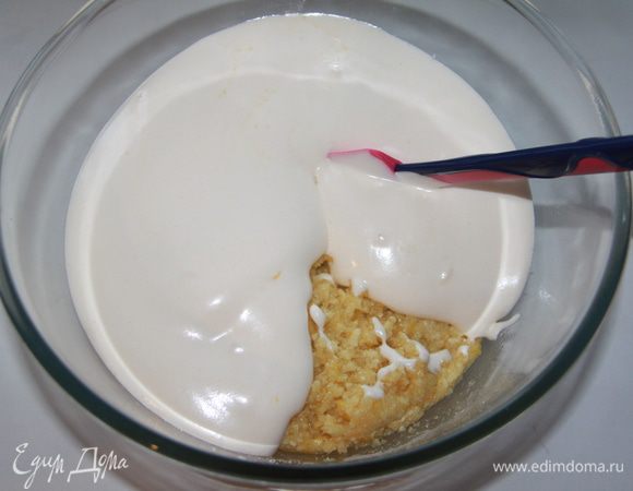 Соединить очень осторожно яичную смесь и мучную. 