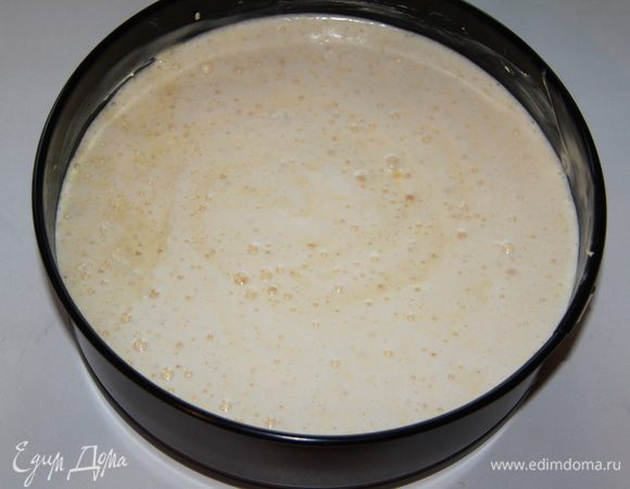 Форму для выпечки выстелить пекарской бумагой и выложить тесто. Выпекать в предварительно разогретой духовке при 170°С в течение примерно 50-60 минут. Если в первые полчаса поверхность пирога станет слишком загорелой, накрыть алюминиевой фольгой и продолжать выпекать (не открывать духовку хотя бы в первые полчаса!). 