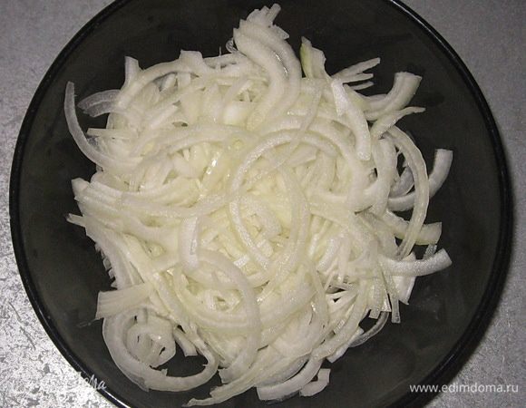 Лук нарезать полукольцами. 