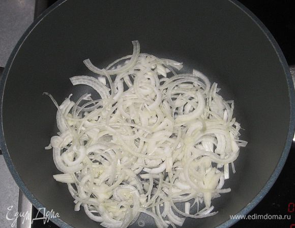 В глубоком сотейнике или в кастрюле с толстым дном разогреть масло. Тушить лук до мягкости. 