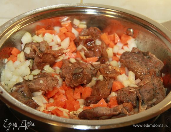 Овощи нарезать крупным кубиком. Обжарить мясо и овощи на сильном огне до золотистой корочки. Добавить кипяток и потушить на слабом огне минут 30 под крышкой.