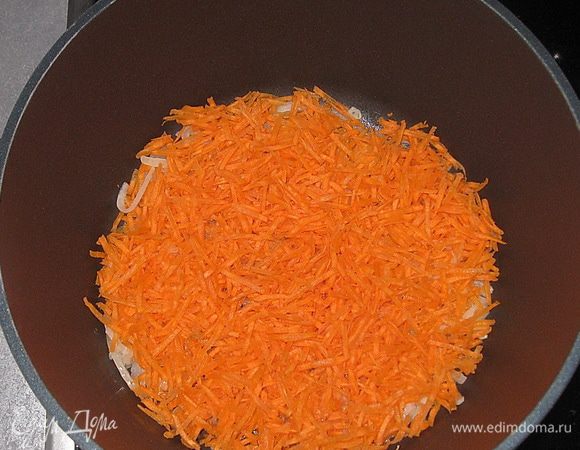 Добавить в кастрюлю морковь и тушить под крышкой до готовности. 