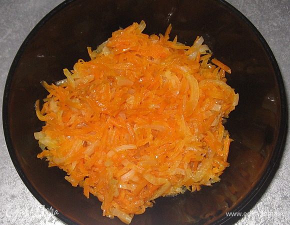 Лук и морковь выложить на тарелку. 