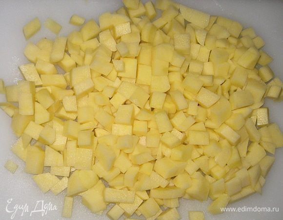 Картошку нарезать кубиками. 