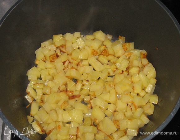 Обжарить на среднем огне. 