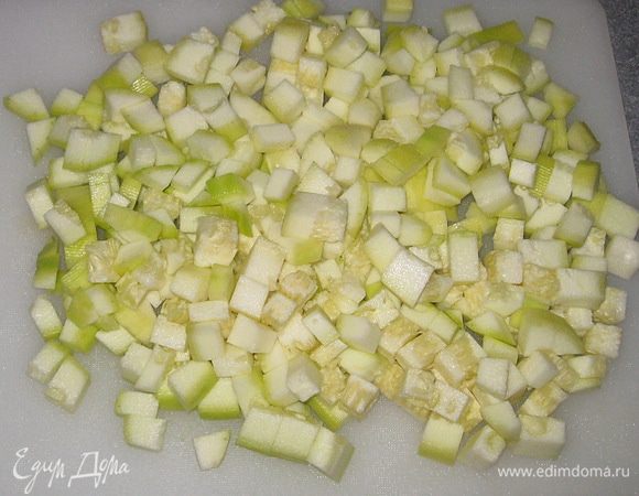 Кабачок нарезать кубиками. 