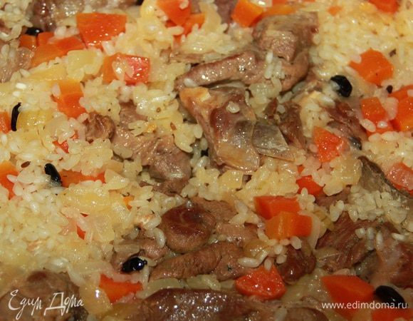 Теперь заливаем всё чашкой горячей воды, солим, перемешиваем и даём воде закипеть. Убавляем на минимальный огонь и ждём готовности плова! В процессе приготовления риса НЕ мешать и НЕ переворачивать плов!