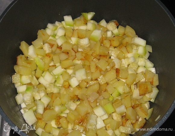 К обжаренной картошке добавить кабачок, перемешать. 