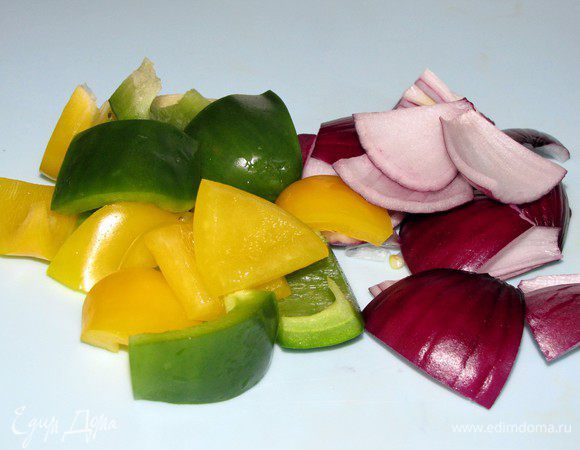 Лук и болгарский перец нарежьте крупными квадратиками.