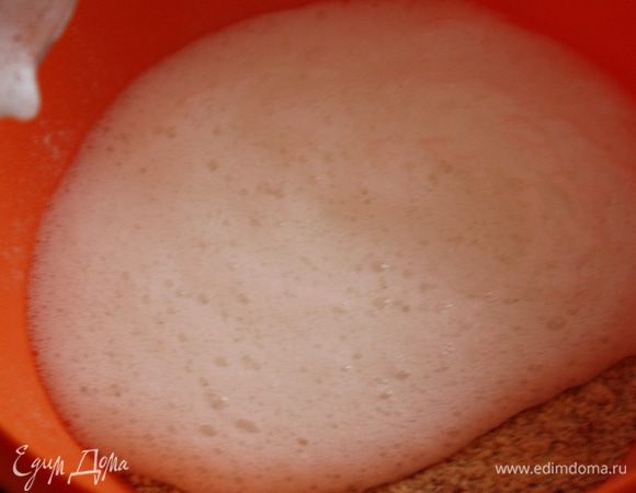 Взбиваем белки до средних пиков. Выливаем их в миску с мукой.