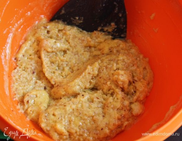 Аккуратно вымешиваем тесто силиконовой лопаткой. Вливаем осторожно масло и еще раз вымешиваем!