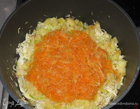 Добавить лук и морковь, перемешать. 