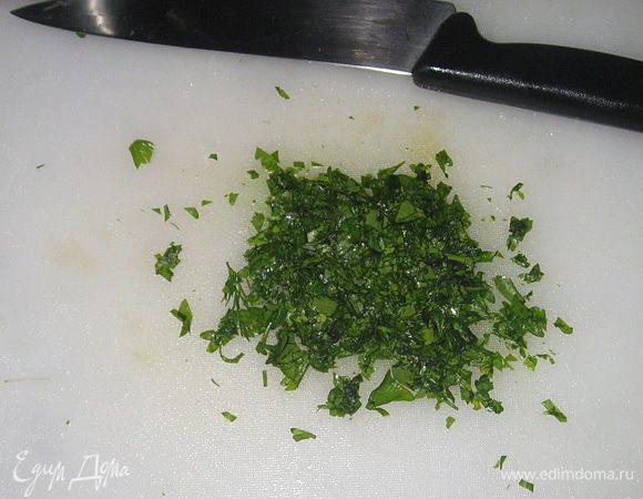 Петрушку мелко нарезать. 