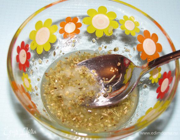 Чеснок пропустите через пресс и перемешайте с оливковым маслом и орегано. Выдавите сок половины лимона.