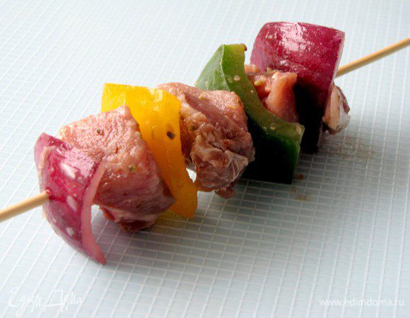 Чередуя, насадите на шпажки кусочки мяса и овощей. Деревянные шпажки надо предварительно подержать пол часа в воде.