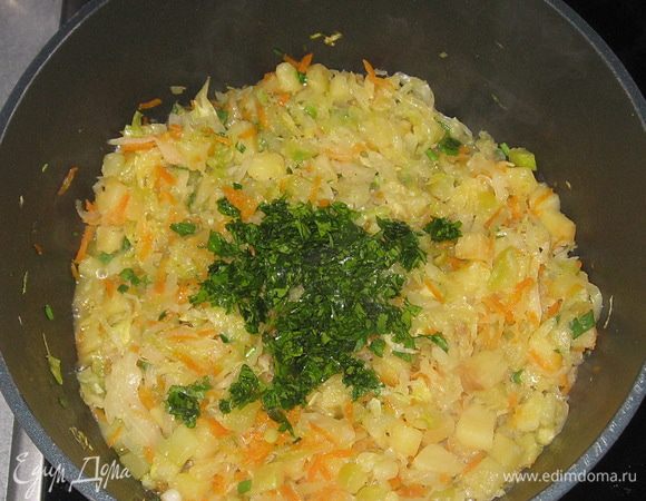 Добавить петрушку, соль, перец и чеснок (выдавить). Все перемешать. тушить 5-7 минут.