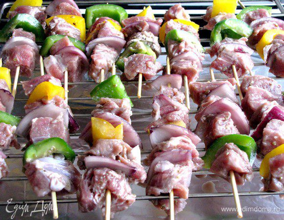 Противень застелите фольгой, сверху поставьте решетку и выложите на нее шашлычки.