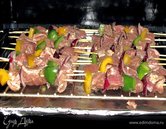 Отправьте шашлыки в духовой шкаф, разогретый до 180 град., на 30 минут.